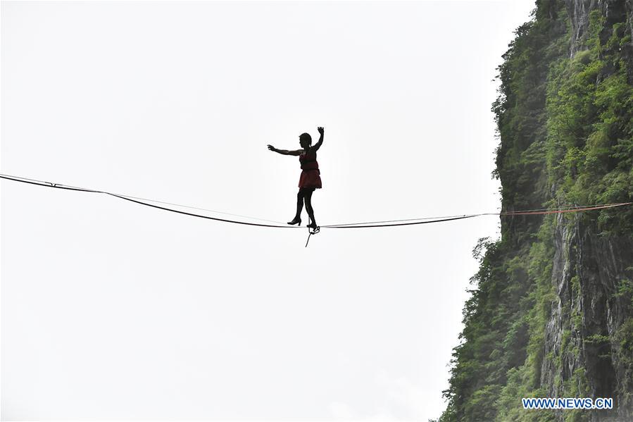 #CHINA-HUNAN-SLACKLINE-HIGH HEELS-CONTEST (CN)