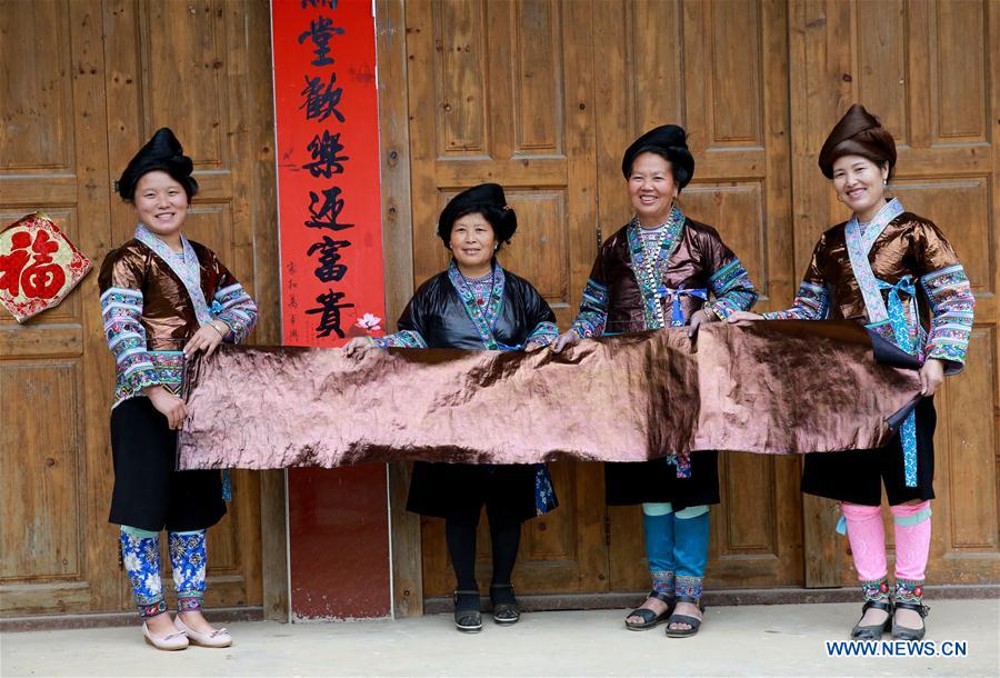 CHINA-GUANGXI-RONGSHUI-ETHNIC HANDICRAFT-CLOTH (CN)