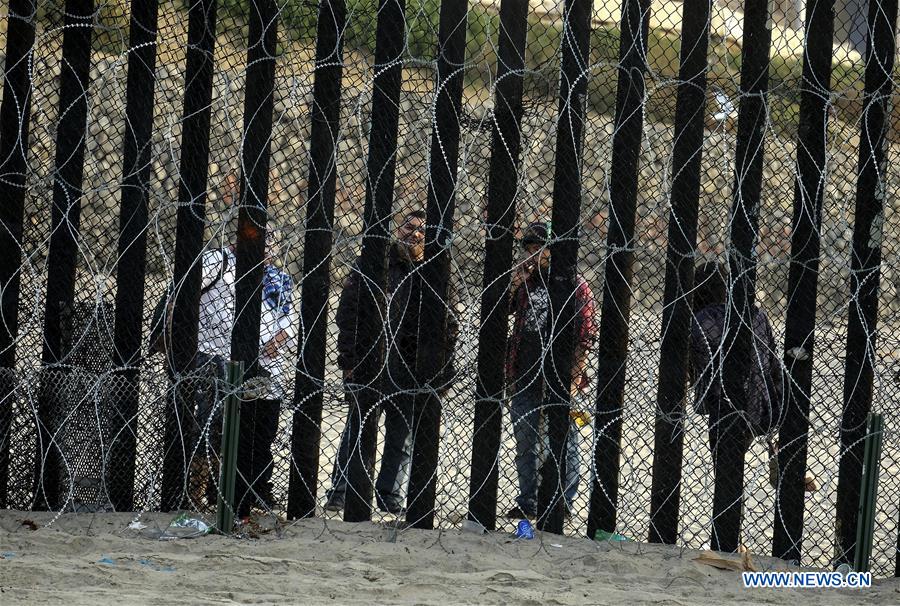 U.S.-SAN DIEGO-BORDER FENCE-MIGRANTS