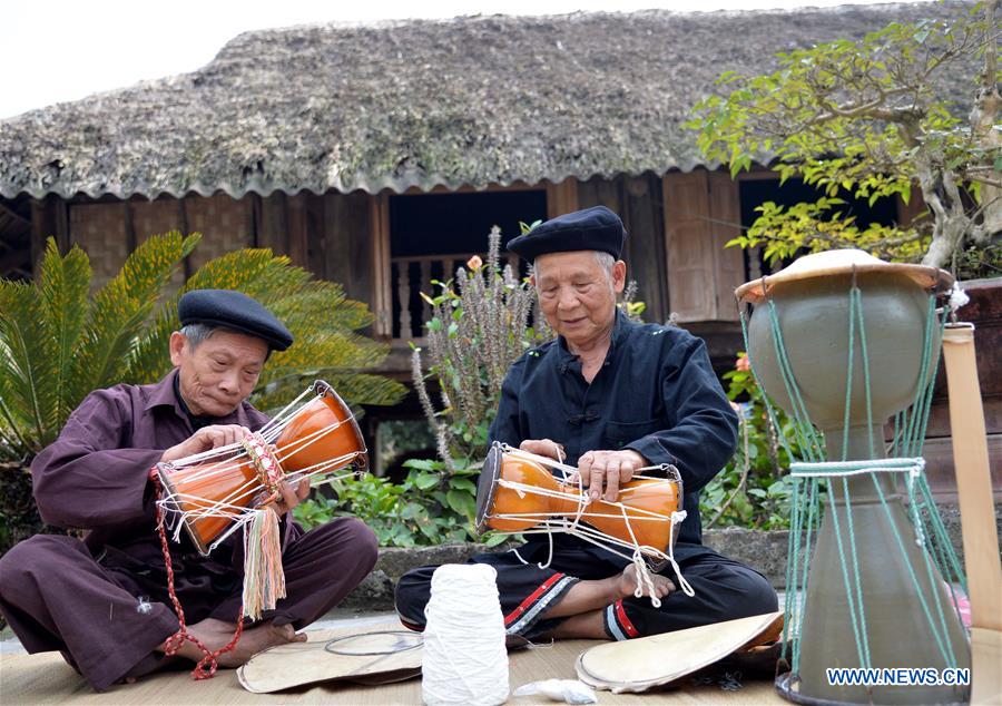 VIETNAM-TUYEN QUANG-PORCELAIN DRUM