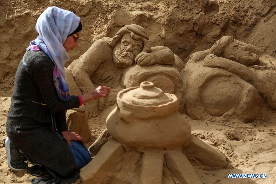 MIDEAST-GAZA-SAND SCULPTURES-WOMAN