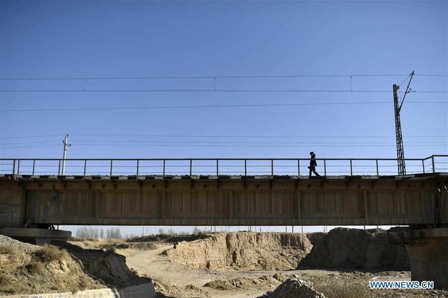 Xinhua Headlines: Guarding a 36-km railway line with love