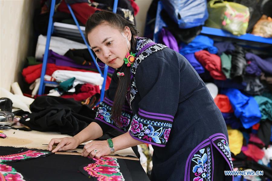 CHINA-YUNNAN-KUNMING-EMBROIDERY (CN)