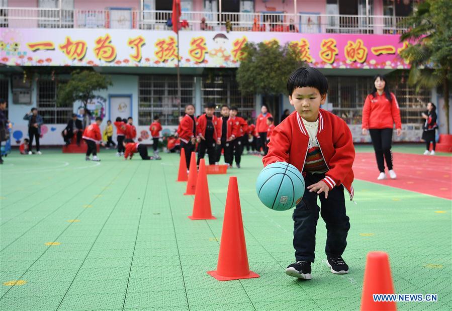 (SP)CHINA-JIANGXI-PHYSICAL EDUCATION-KINDERGARTEN-CHILDREN BASKETBALL EXERCISES (CN)