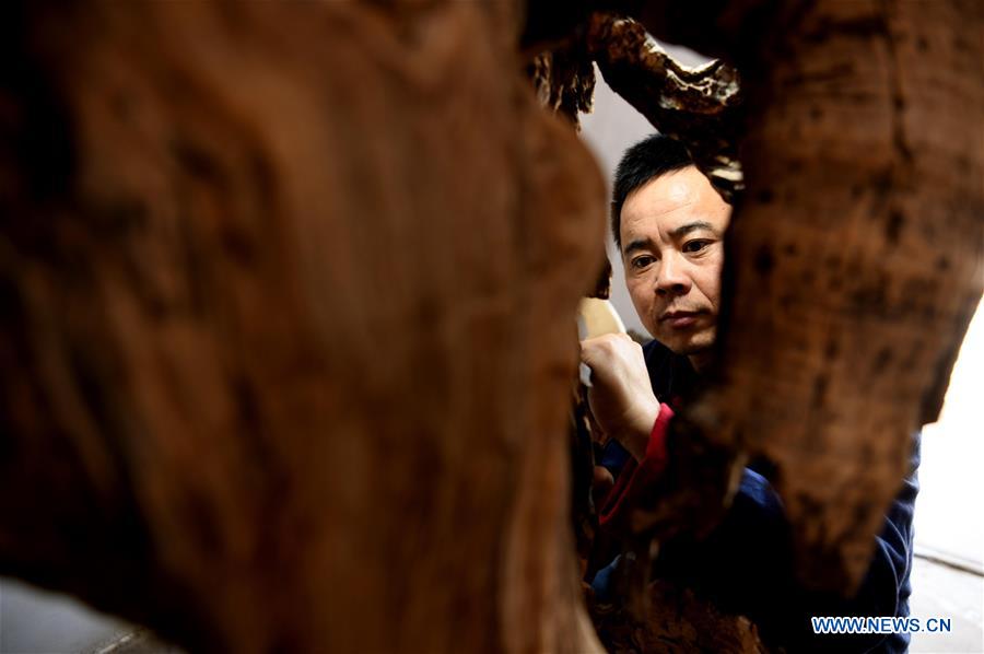 CHINA-ANHUI-JINGXIAN-WOODCARVING (CN)