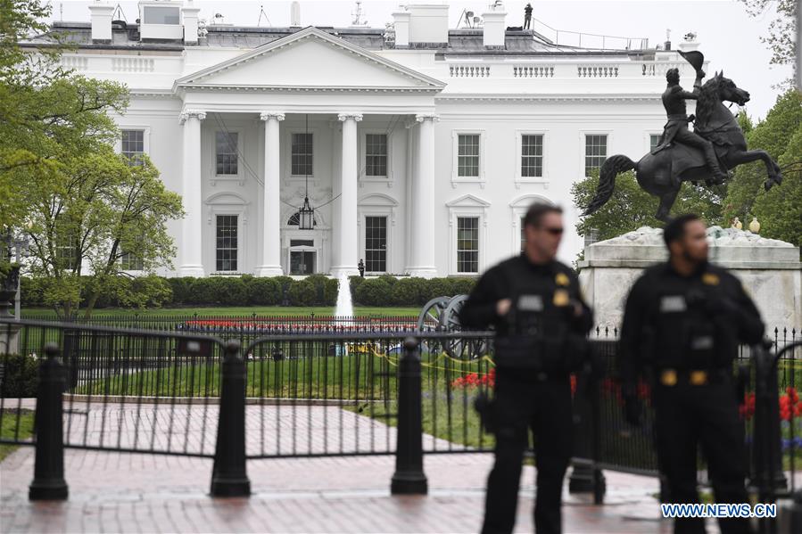 U.S.-WASHINGTON D.C.-WHITE HOUSE-MAN-JACKET-FIRE