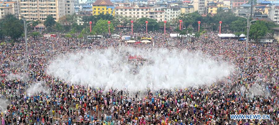 CHINA-YUNNAN-XISHUANGBANNA-WATER SPRINKLING FESTIVAL (CN)