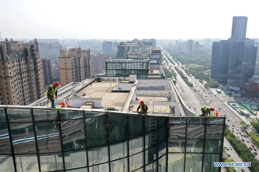 CHINA-ZHENGZHOU-SKYSCRAPER EXTERIOR CLEANERS (CN)