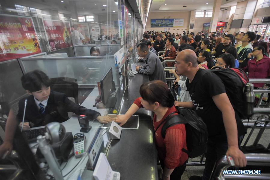 #CHINA-CHANGSHA-RAILWAY-LABOR DAY HOLIDAY-TRAVEL RUSH (CN)