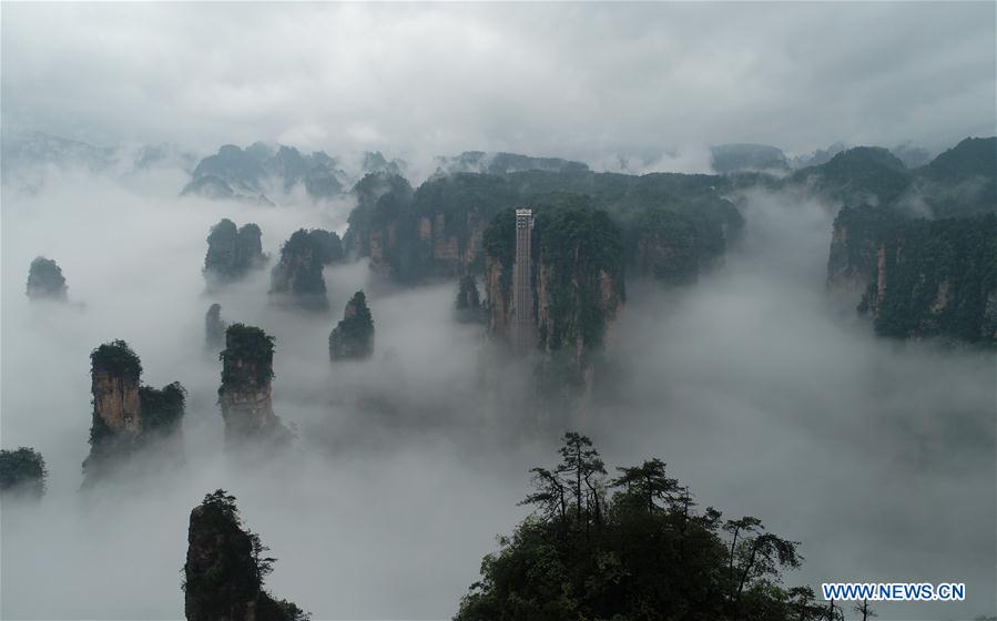 #CHINA-HUNAN-ZHANGJIAJIE-CLIFFSIDE ELEVATOR-FOG (CN)