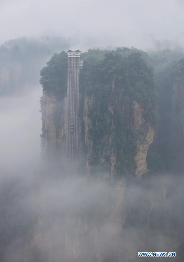 #CHINA-HUNAN-ZHANGJIAJIE-CLIFFSIDE ELEVATOR-FOG (CN)