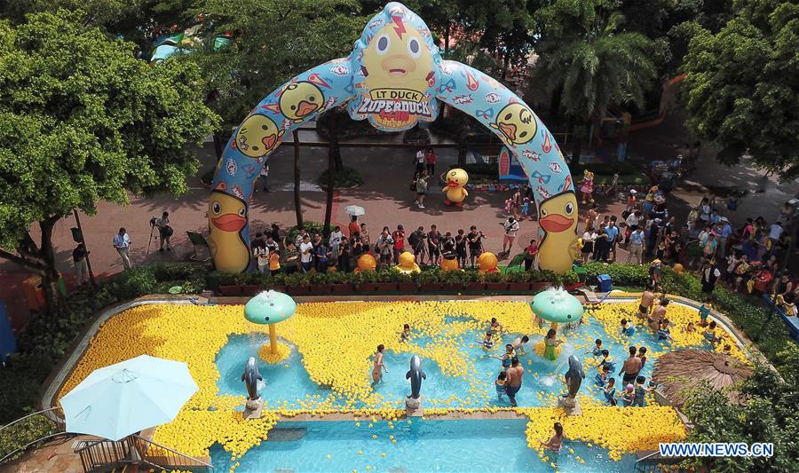 CHINA-GUANGZHOU-WATER PARK-RUBBER DUCKS (CN)