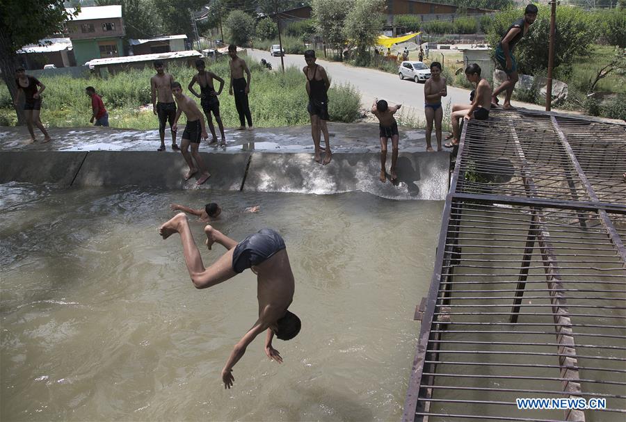 KASHMIR-SRINAGAR-HOT WEATHER