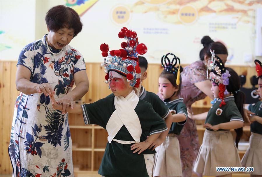 CHINA-HEBEI-SHIJIAZHUANG-KIDS-LOCAL OPERA (CN)