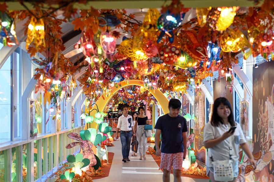 MALAYSIA-KUALA LUMPUR-MALL-DECORATIONS