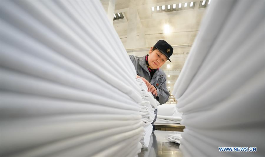 CHINA-HUBEI-SPRING FESTIVAL TRAVEL RUSH-WORKERS BEHIND THE SCENES (CN)