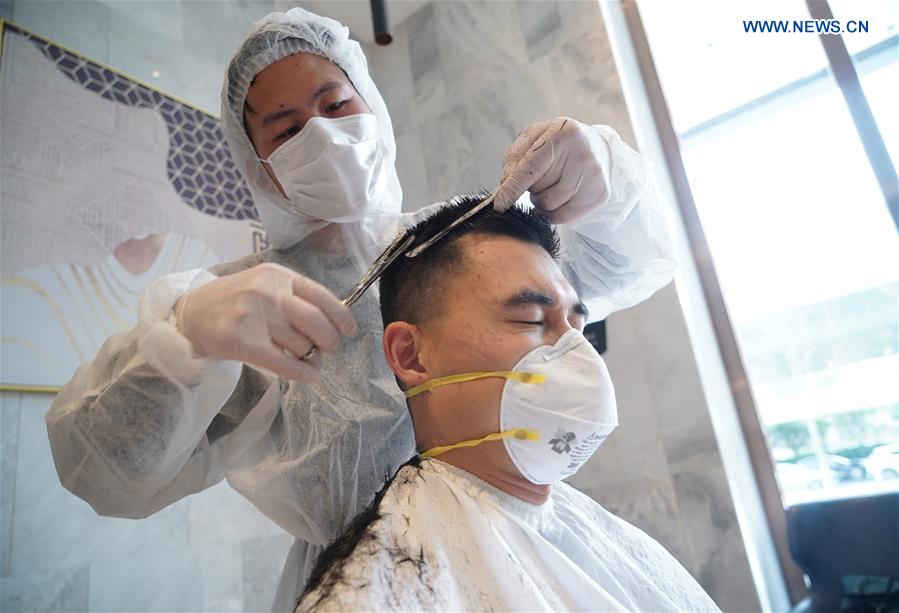 CHINA-HUBEI-WUHAN-LONGTAITOU DAY-MEDICAL STAFF-HAIRCUT (CN)