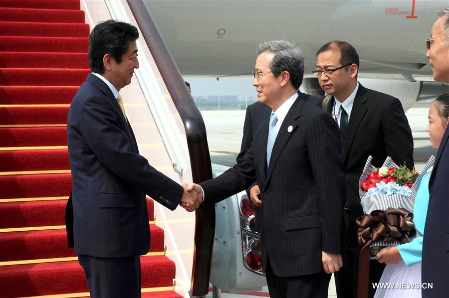 Japanese Prime Minister Shinzo Abe arrives in China's eastern city of Hangzhou to attend the 11th Group of 20 (G20) summit, Sept. 4, 2016. (Xinhua/Li Mingfang)