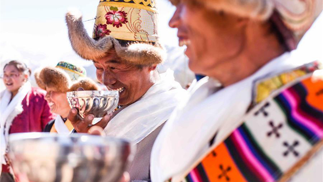 People "hit the horn" to celebrate Tibetan New Year in Lhasa