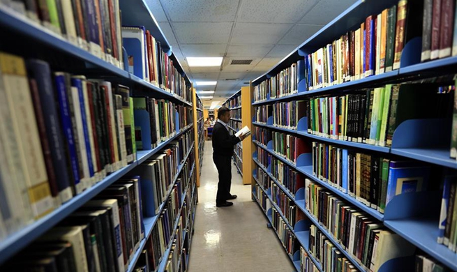 People enjoy reading to greet World Book Day