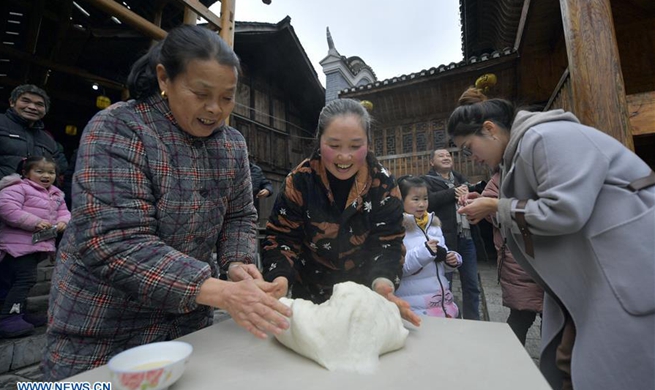 People across China prepare to celebrate coming Spring Festival