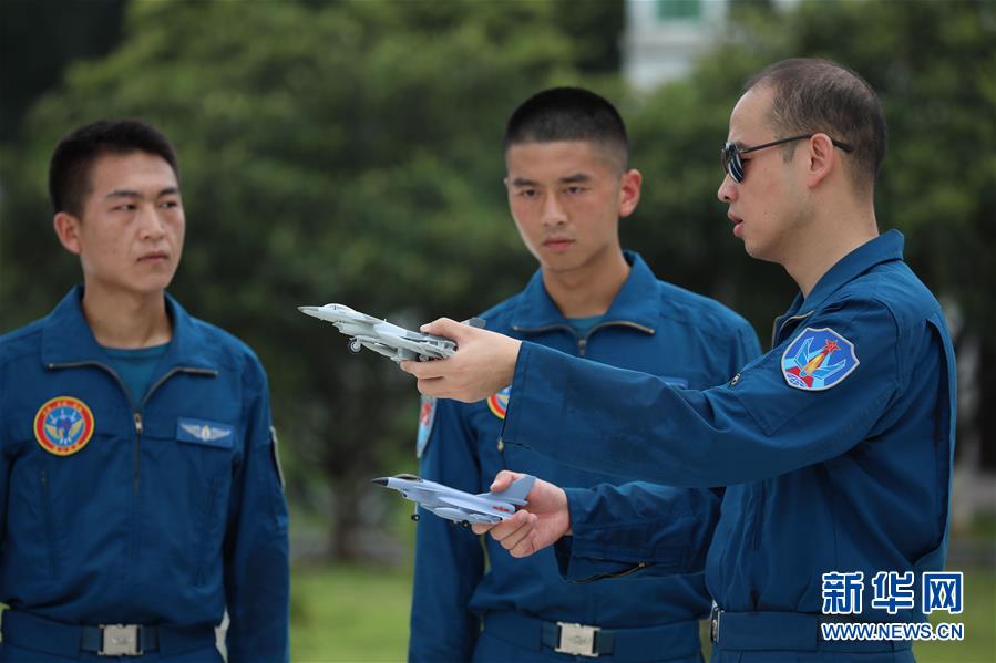 （圖文互動(dòng)）（2）空中驕子——記空軍航空兵某旅飛行二大隊(duì)大隊(duì)長(zhǎng)劉飛