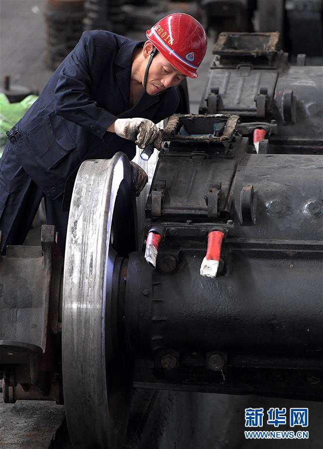 （圖片故事）（6）“機(jī)車醫(yī)生”李向前：“望聞問切”保安全