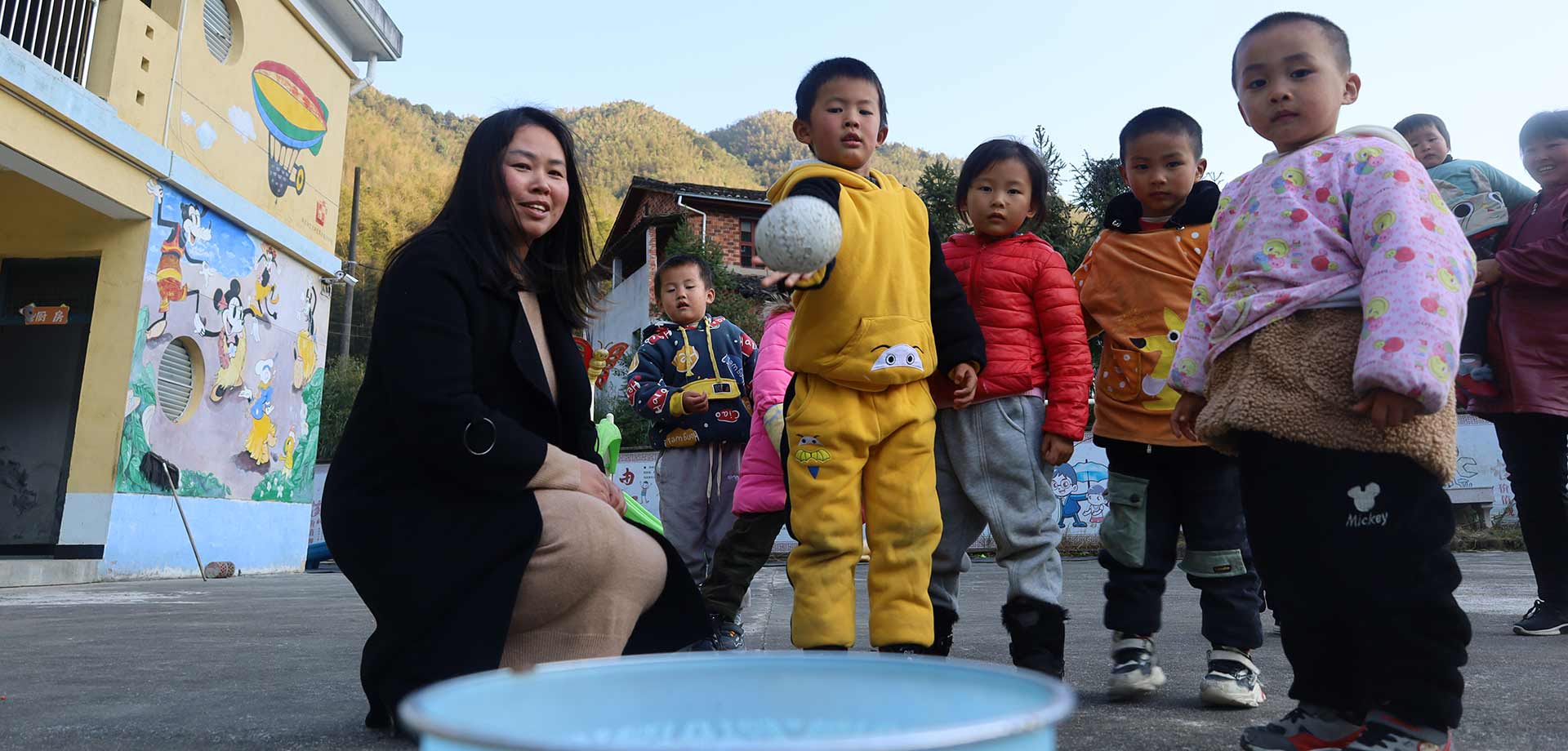 【顯影中國】?jī)蓚€(gè)老師六個(gè)娃 大山深處的幼兒園