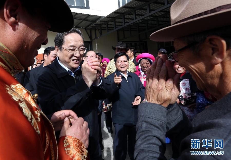 這是5月16日,，俞正聲在香格里拉縣建塘鎮(zhèn)金龍社區(qū)與居民們親切交談。 新華社記者 劉衛(wèi)兵 攝