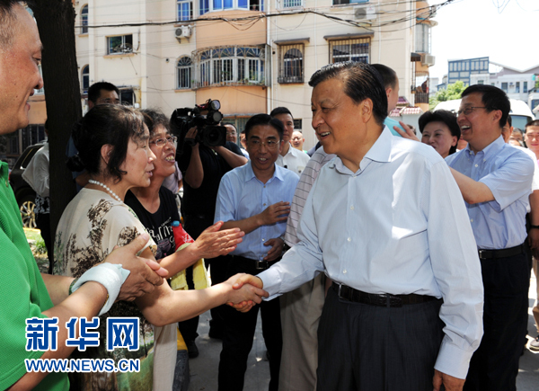 這是7月22日,，劉云山在上海市普陀區(qū)桃浦鎮(zhèn)蓮花公寓居委會調(diào)研時同社區(qū)居民親切握手,。新華社記者 饒愛民 攝