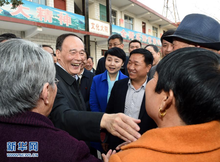 3月27日至28日，中共中央政治局常委、中央紀(jì)委書記王岐山到河南省調(diào)研,，并主持召開座談會(huì),。這是3月27日王岐山在河南林州姚村鎮(zhèn)馮家口村同村民親切交談。 新華社記者 饒愛民 攝