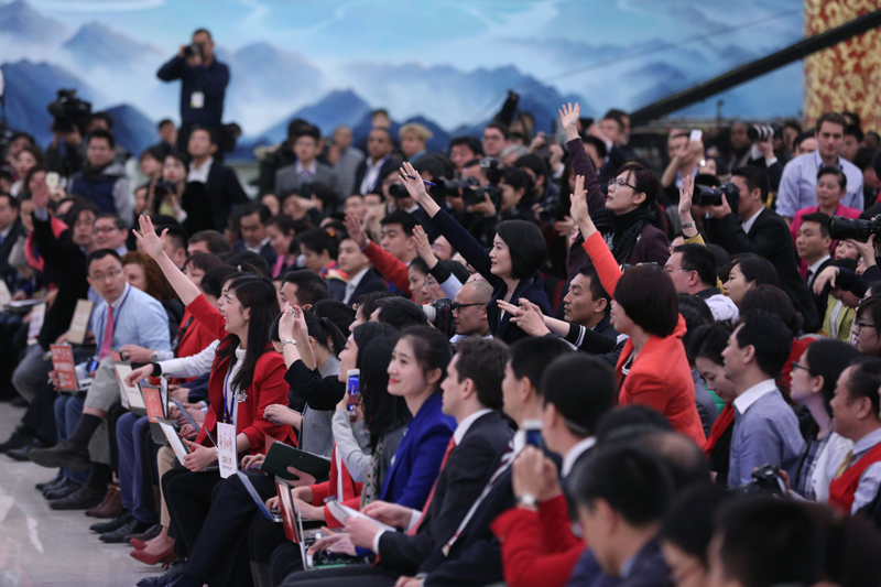 3月15日,，國務(wù)院總理李克強(qiáng)在北京人民大會堂與中外記者見面,，并回答記者提問,。這是記者舉手爭取提問機(jī)會。 新華社記者 才揚(yáng) 攝