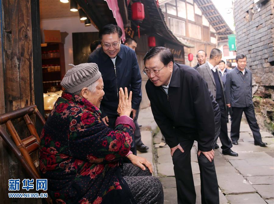 這是11月21日，張德江在宜賓李莊鎮(zhèn)同濟(jì)社區(qū)與居民親切交談,。 新華社記者 劉衛(wèi)兵 攝 