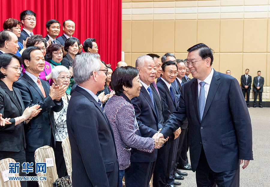 5月8日至10日,，中共中央政治局常委、全國人大常委會(huì)委員長(zhǎng)張德江視察澳門特別行政區(qū),。這是5月9日,，張德江與澳門社會(huì)各界人士代表座談。新華社記者 李學(xué)仁 攝