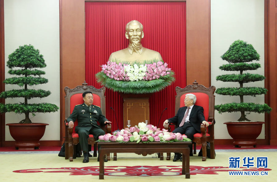 6月18日,，在越南首都河內(nèi)，正在越南訪問的中央軍委副主席范長龍（左）會(huì)見越共中央總書記阮富仲,。 新華社發(fā)（李曉偉攝） 