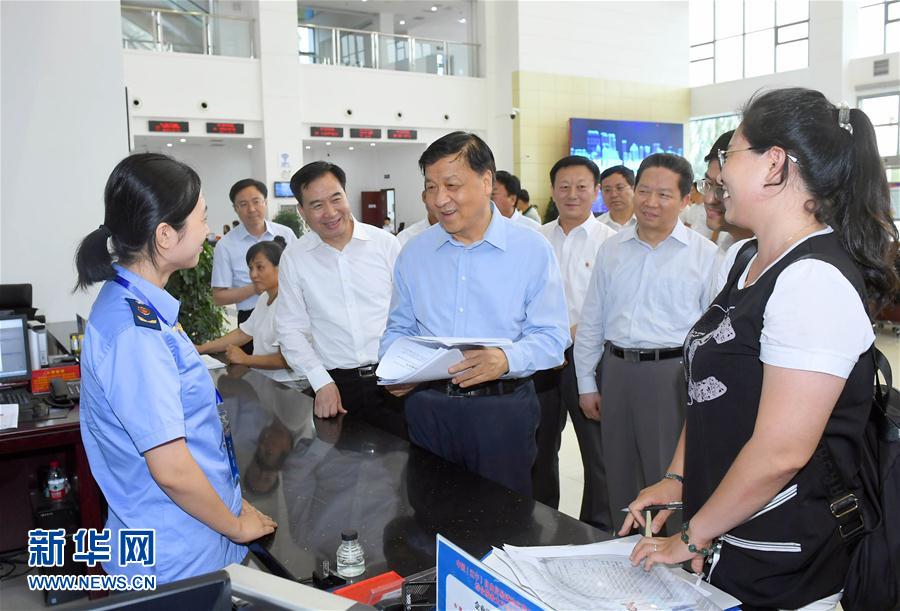 6月22日至24日，中共中央政治局常委,、中央書記處書記劉云山在遼寧調(diào)研,。這是6月22日，劉云山在中國（遼寧）自貿(mào)試驗區(qū)營口片區(qū)與干部群眾深入交流,。新華社記者 張鐸 攝