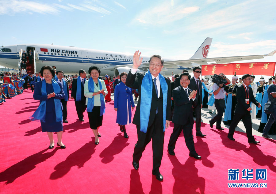 8月7日，以中共中央政治局常委,、全國(guó)政協(xié)主席俞正聲為團(tuán)長(zhǎng)的中央代表團(tuán)飛抵呼和浩特,，出席內(nèi)蒙古自治區(qū)成立70周年慶祝活動(dòng),。中央代表團(tuán)在機(jī)場(chǎng)受到內(nèi)蒙古各族群眾的熱烈歡迎,。新華社記者 姚大偉 攝