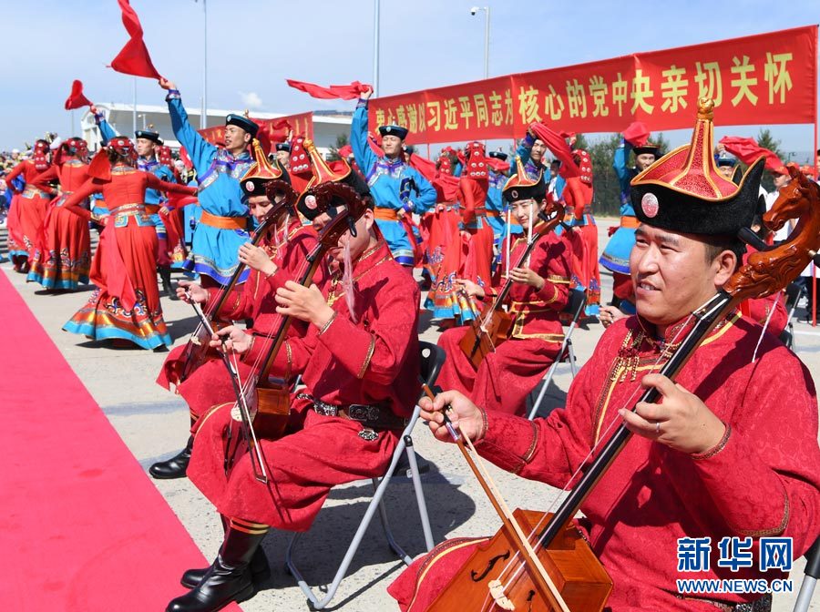 8月7日，以中共中央政治局常委、全國(guó)政協(xié)主席俞正聲為團(tuán)長(zhǎng)的中央代表團(tuán)飛抵呼和浩特,，出席內(nèi)蒙古自治區(qū)成立70周年慶?；顒?dòng)。中央代表團(tuán)在機(jī)場(chǎng)受到內(nèi)蒙古各族群眾的熱烈歡迎,。新華社記者 張領(lǐng) 攝