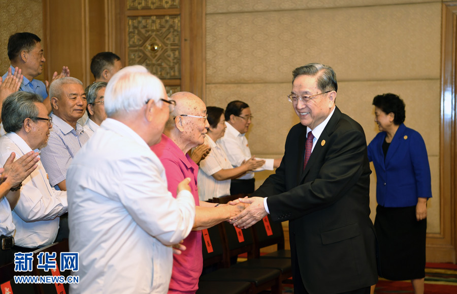 8月7日,，中共中央政治局常委、全國政協(xié)主席,、中央代表團團長俞正聲在內蒙古新城賓館會見內蒙古自治區(qū)離退休老同志和各族各界群眾代表,，并與他們合影留念。新華社記者 張領 攝