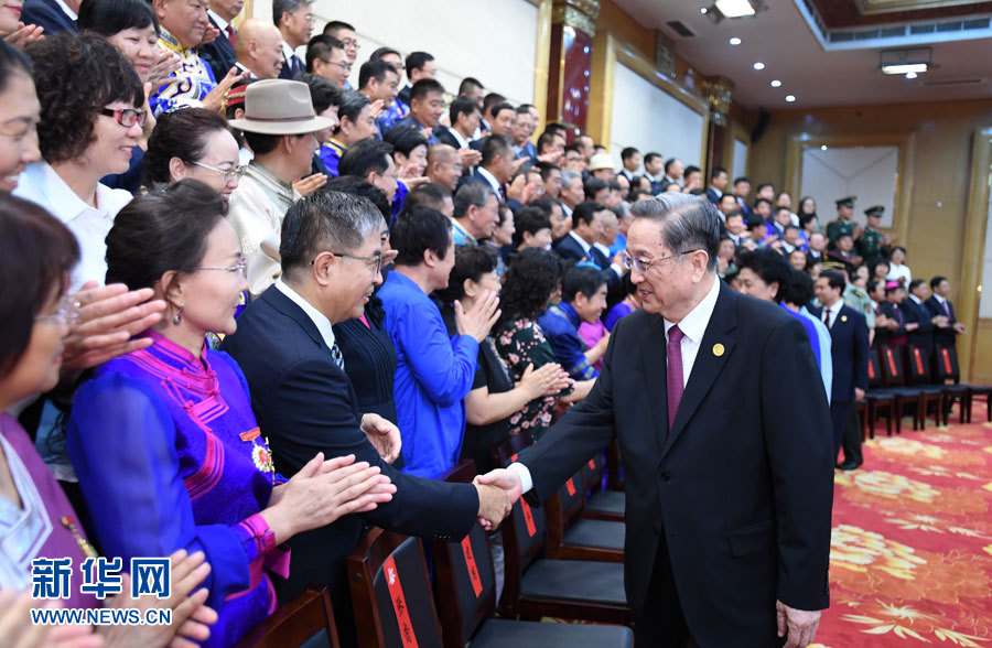 8月7日,，中共中央政治局常委,、全國政協(xié)主席、中央代表團團長俞正聲在內蒙古新城賓館會見內蒙古自治區(qū)離退休老同志和各族各界群眾代表,，并與他們合影留念,。新華社記者 張領 攝