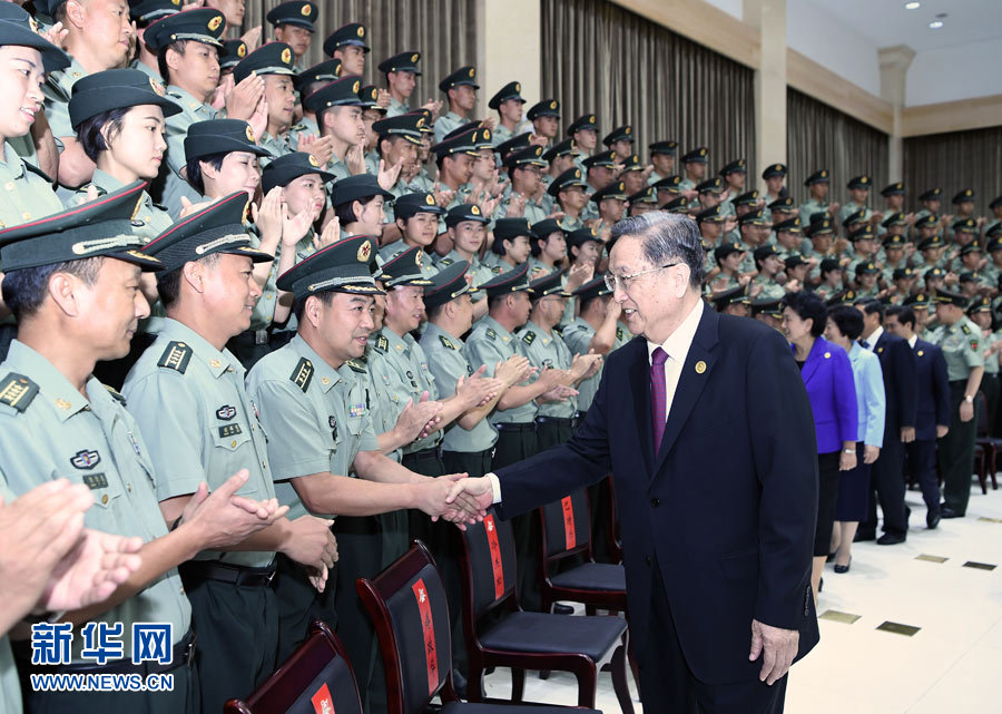 8月7日,，中共中央政治局常委,、全國政協(xié)主席、中央代表團團長俞正聲率代表團部分成員分別赴內(nèi)蒙古軍區(qū)、武警內(nèi)蒙古總隊,、武警內(nèi)蒙古森林總隊慰問,，并會見自治區(qū)政法干警代表。這是俞正聲會見內(nèi)蒙古軍區(qū)指戰(zhàn)員,。新華社記者 張領(lǐng) 攝