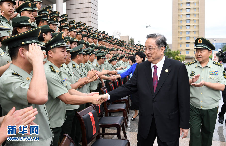 8月7日,，中共中央政治局常委,、全國政協(xié)主席、中央代表團團長俞正聲率代表團部分成員分別赴內(nèi)蒙古軍區(qū),、武警內(nèi)蒙古總隊,、武警內(nèi)蒙古森林總隊慰問，并會見自治區(qū)政法干警代表,。這是俞正聲會見武警內(nèi)蒙古總隊官兵,。新華社記者 張領(lǐng) 攝