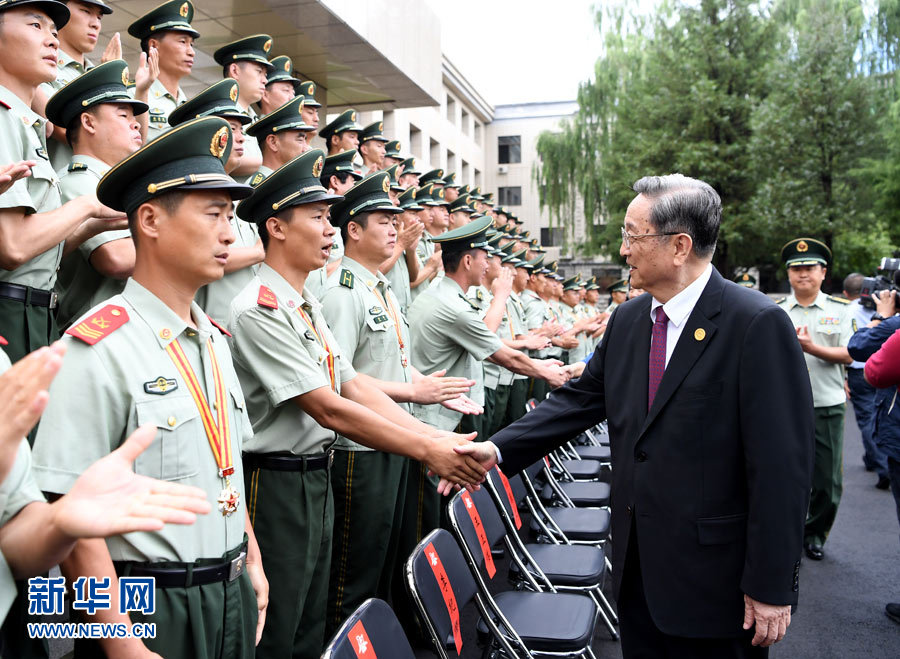 8月7日,，中共中央政治局常委、全國政協(xié)主席,、中央代表團團長俞正聲率代表團部分成員分別赴內(nèi)蒙古軍區(qū),、武警內(nèi)蒙古總隊、武警內(nèi)蒙古森林總隊慰問,，并會見自治區(qū)政法干警代表,。這是俞正聲會見武警內(nèi)蒙古森林總隊官兵。新華社記者 張領(lǐng) 攝