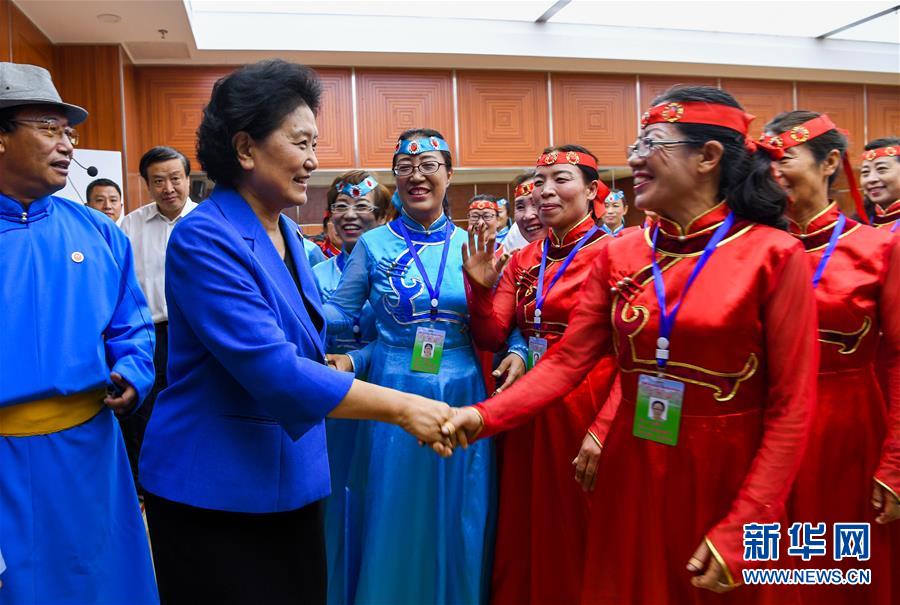 8月9日,，中共中央政治局委員,、國務(wù)院副總理、中央代表團(tuán)副團(tuán)長劉延?xùn)|率中央代表團(tuán)二分團(tuán)到赤峰看望慰問各族干部群眾,。這是劉延?xùn)|在赤峰市群眾藝術(shù)館和群眾親切交談,。新華社記者 連振 攝