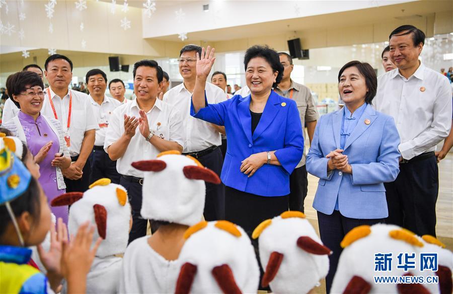 8月9日,，中共中央政治局委員、國務(wù)院副總理,、中央代表團(tuán)副團(tuán)長劉延?xùn)|率中央代表團(tuán)二分團(tuán)到赤峰看望慰問各族干部群眾,。這是劉延?xùn)|在赤峰市青少年宮與青少年熱烈互動(dòng)。新華社記者 連振 攝