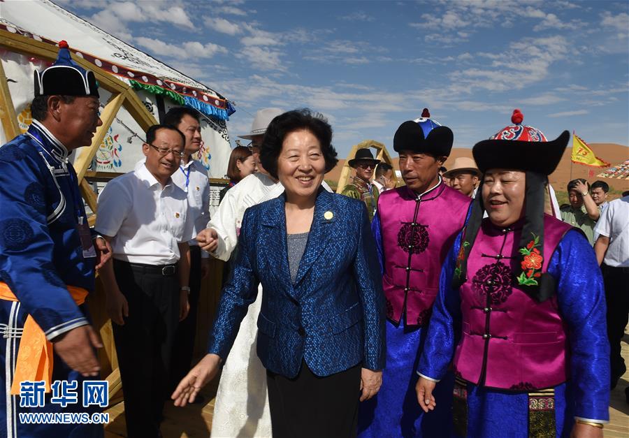 8月10日,，中共中央政治局委員、中央統(tǒng)戰(zhàn)部部長,、中央代表團副團長孫春蘭率中央代表團三分團繼續(xù)在內蒙古自治區(qū)阿拉善盟看望慰問,，把以習近平同志為核心的黨中央的親切關懷和全國各族人民的美好祝福帶給阿拉善各族各界干部群眾。這是孫春蘭在牧民張輝生（右二）家了解生產生活情況,。新華社記者 任軍川 攝