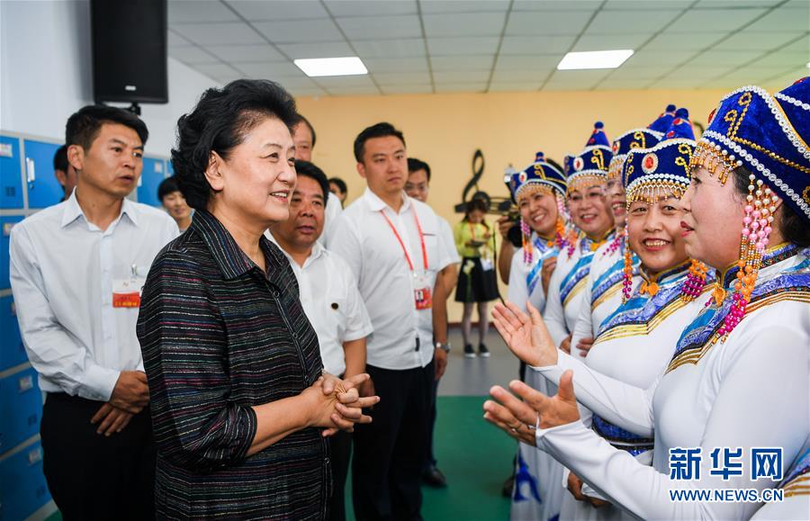 8月11日,，中共中央政治局委員、國務院副總理,、中央代表團副團長劉延東率中央代表團二分團,，看望慰問烏蘭察布各族干部群眾，轉(zhuǎn)達以習近平同志為核心的黨中央的親切關(guān)懷和全國人民的美好祝愿,。這是劉延東在考察察哈爾社區(qū)時與居民們親切交談,。新華社記者 連振 攝