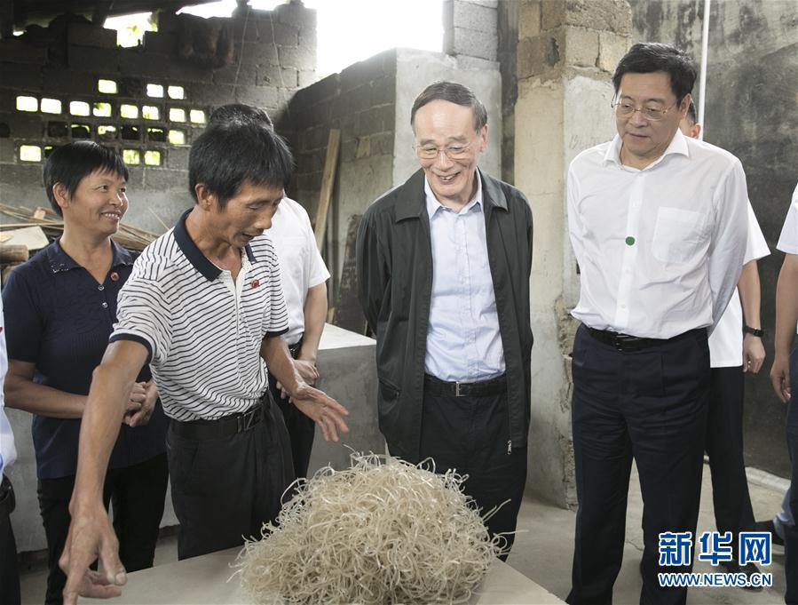 9月3日至5日,，中共中央政治局常委,、中央紀(jì)委書記、中央巡視工作領(lǐng)導(dǎo)小組組長(zhǎng)王岐山在湖南省調(diào)研并主持召開巡察工作座談會(huì),。這是9月4日,，王岐山在瀏陽市官橋鎮(zhèn)石灰嘴村貧困戶家中了解脫貧情況。新華社記者 王曄 攝

