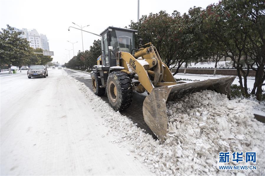 （新華全媒頭條）（9）雨雪冰凍中,，他們奮力前行——基層黨員干群抗擊冰雪災(zāi)害紀實