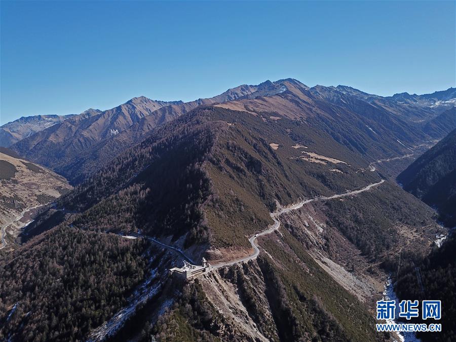 （圖文互動·新華全媒頭條）（1）讓農(nóng)民致富奔小康的道路越走越寬廣——黨的十八大以來以習(xí)近平同志為核心的黨中央關(guān)心農(nóng)村公路發(fā)展紀實